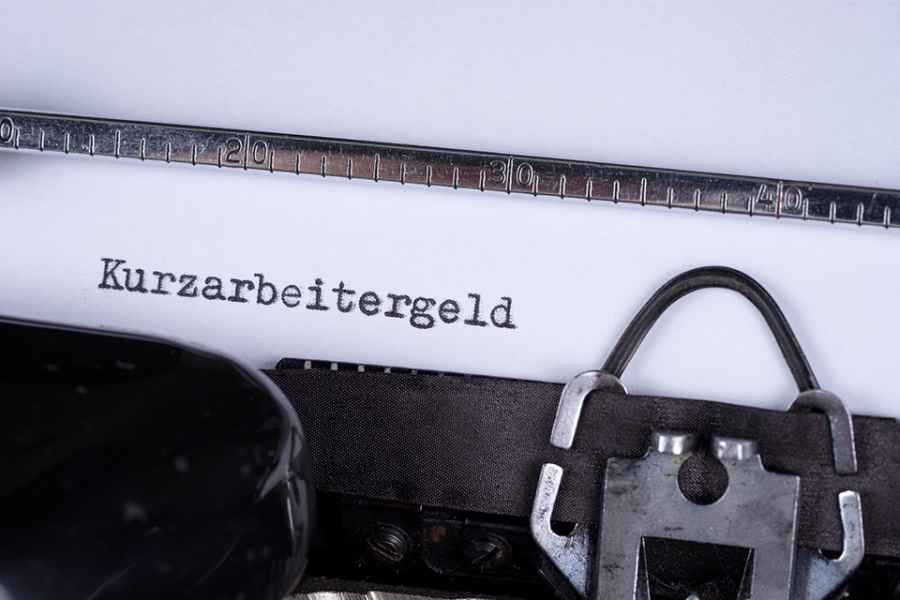 Foto: Schreibmaschine mit Aufschrift Kurzarbeitergeld