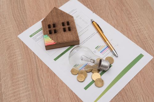 Glühbirne, Energieskala auf Haus, Münzen